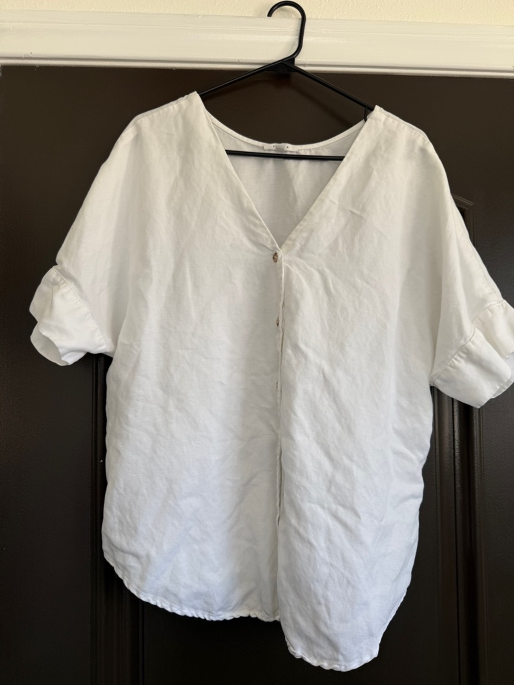 VETTA White Top with Clean Neckline